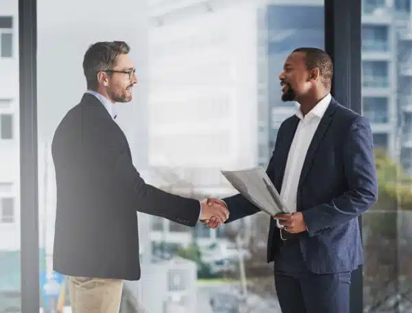 hommes faisant des affaires fa