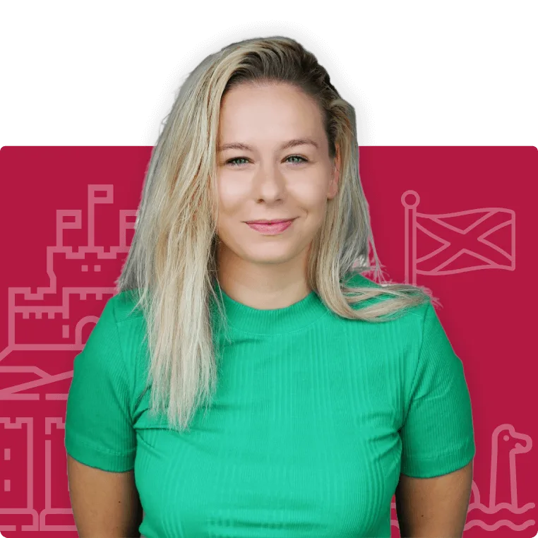 Mulher com blusa verde e fundo rosa.