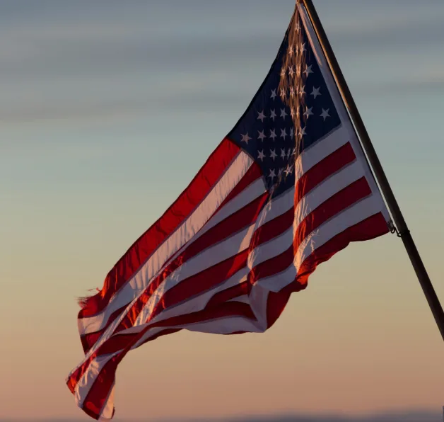 Amerikansk flagg vaier ved solnedgang