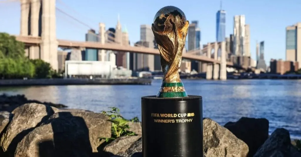 De FIFA Wereldcup-trofee bij de Brooklyn Bridge.